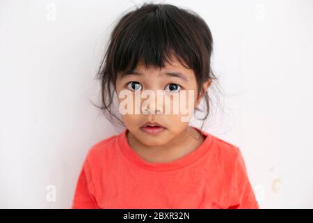 Portrait d'une fille autiste regardant un appareil photo avec un bon contact visuel Banque D'Images