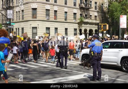 Harlem, New York, États-Unis. 07 juin 2020. Les manifestants des familles Harlem Black Lives ont une importance à morningside Avenue et West 120 Street in Banque D'Images