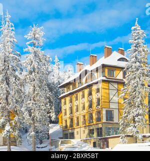 Avis d'hôtels dans la station de ski Sunshine day couverte de neige. Banque D'Images