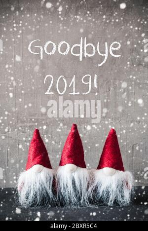 Trois gnomes gris avec texte anglais au revoir 2019 et capuchon de sac en gelée rouge. Ciment urbain avec flocons de neige. Format vertical Banque D'Images