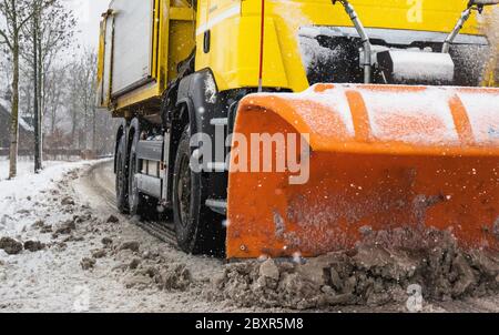 Supprime les chasse-neige neige de route glacée en hiver Banque D'Images