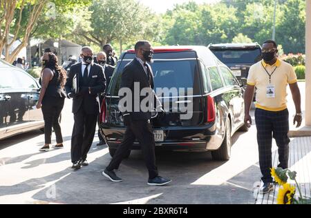 Houston, Texas, États-Unis. 8 juin 2020. Le cercueil de GEORGE FLOYD arrive à l'église de la Fontaine de louange à Houston pour le premier des deux services commémoratifs avant son enterrement, mardi. La mort de Floyd à Minneapolis il y a deux semaines a provoqué des centaines de manifestations contre le racisme dans le monde entier. Crédit : Bob Daemmrich/ZUMA Wire/Alay Live News Banque D'Images