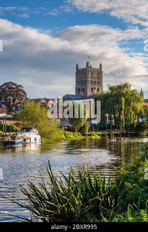 La Tour romane de l'abbaye de Tewkesbury le long de l'Avon à Gloucestershire, Angleterre Banque D'Images