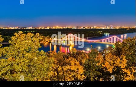 Pont piétonnier traversant le Dniepr à Kiev, Ukraine Banque D'Images