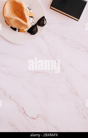 Pose plate d'objets liés à l'été, au printemps et aux loisirs avec beaucoup d'espace de copie Banque D'Images