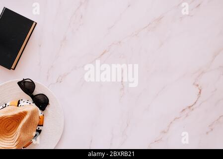 Pose plate d'objets liés à l'été, au printemps et aux loisirs avec beaucoup d'espace de copie Banque D'Images