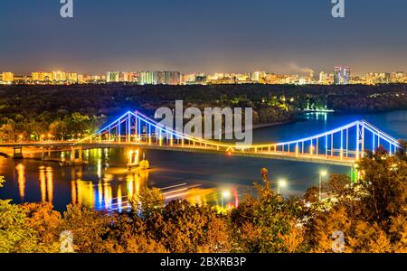 Pont piétonnier traversant le Dniepr à Kiev, Ukraine Banque D'Images