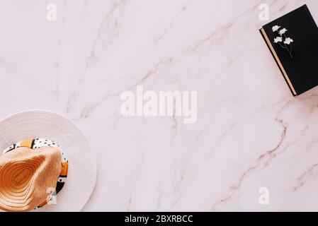 Pose plate d'objets liés à l'été, au printemps et aux loisirs avec beaucoup d'espace de copie Banque D'Images