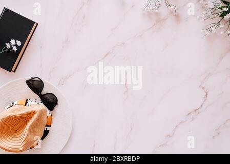 Pose plate d'objets liés à l'été, au printemps et aux loisirs avec beaucoup d'espace de copie Banque D'Images