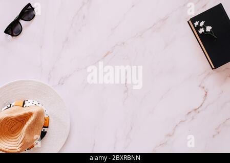 Pose plate d'objets liés à l'été, au printemps et aux loisirs avec beaucoup d'espace de copie Banque D'Images