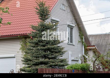 Partie d'une simple maison en bois, un bâtiment typique en Russie pour des vacances dans la campagne Banque D'Images