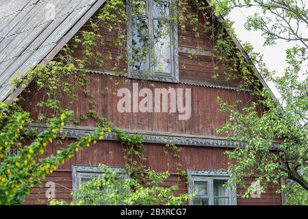 Partie d'une simple maison en bois, un bâtiment typique en Russie pour des vacances dans la campagne Banque D'Images