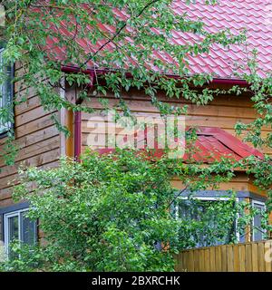 Partie d'une simple maison en bois, un bâtiment typique en Russie pour des vacances dans la campagne Banque D'Images