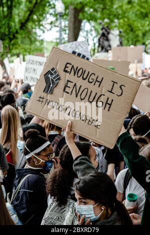 Québec, Canada. 7 juin 2020. Une fille dans le croud brandissant un signe assez est assez au rassemblement pacifique anti-racisme de Québec, crédit: François OZAN/Alay Live News Banque D'Images