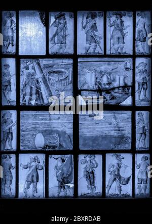 Soldats royalistes anglais de la guerre de Sécession : officiers, pikemen, mousquetaires et musiciens militaires, ainsi que des armes. Vitrail commémoratif commandé en 1662 pour commémorer le siège de Chester en 1645 et la défense royaliste de la ville. Dans l'église paroissiale de St Chad à Farndon, Cheshire, Angleterre. Version monochrome cyan de la photographie originale. Banque D'Images