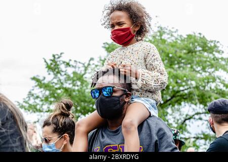 Québec, Canada. 7 juin 2020. Un père et sa fille dans le croud au rassemblement pacifique contre le racisme de Québec, crédit : François OZAN/Alay Live News Banque D'Images