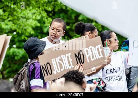 Québec, Canada. 7 juin 2020. Garçon parlant sérieusement avec des signes au rassemblement pacifique contre le racisme de Québec, crédit : François OZAN/Alay Live News Banque D'Images