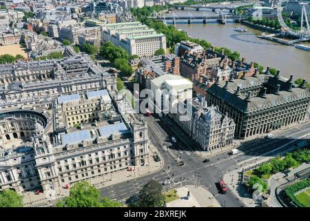 Vue aérienne de Parliament Square, Londres, avec la statue de Sir Winston Churchill dans le coin supérieur droit au croisement avec Great George Street menant au pont de Westminster et au bâtiment de la Cour suprême (en bas à gauche). Banque D'Images