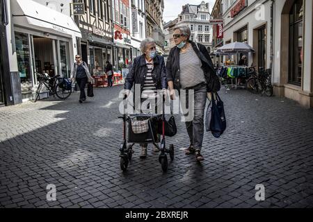 Les gens dans les rues de Braunschweig portant des masques obligatoires après la levée du verrouillage du coronavirus, dans le centre-nord de l'Allemagne, en Europe Banque D'Images