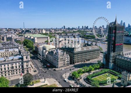 Vue aérienne de Londres montrant le London Eye (centre) County Hall, le Westminster Bridge menant à l'hôtel Park Plaza Westminster Bridge, le Hungerford Bridge et le Royal Festival Hall, le Waterloo Bridge et la tour Queen Elizabeth, qui est couverte d'échafaudages pendant la rénovation, et une partie du Palais de Westminster. Banque D'Images