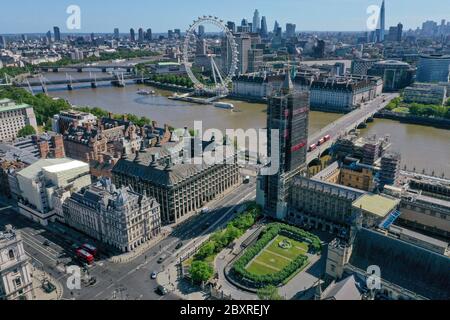 Vue aérienne de Londres montrant le London Eye (centre) County Hall, le Westminster Bridge menant à l'hôtel Park Plaza Westminster Bridge, le Hungerford Bridge et le Royal Festival Hall, le Waterloo Bridge et la tour Queen Elizabeth, qui est couverte d'échafaudages pendant la rénovation, et une partie du Palais de Westminster. Banque D'Images