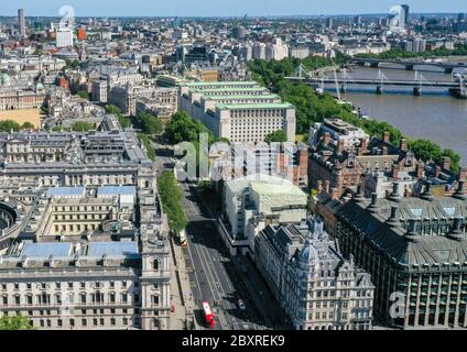 Vue aérienne de Parliament Square, Londres, avec la statue de Sir Winston Churchill dans le coin supérieur droit au croisement avec Great George Street menant au pont de Westminster et au bâtiment de la Cour suprême (en bas à gauche). Banque D'Images