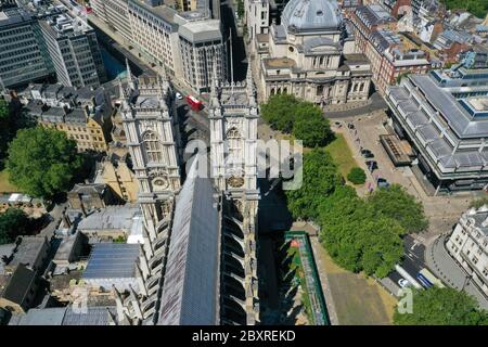 Vue aérienne de Londres, au croisement de Victoria Street et Tothill Street, montrant l'abbaye de Westminster (en bas à gauche), le mémorial de la Crimée et de la mutinerie indienne, le département de l'éducation (en haut à gauche), Barclays Bank (au centre) et Methodist Central Hall on Story's Gate (à droite). Banque D'Images