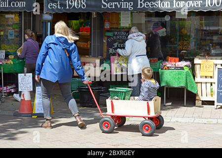 Dame avec son fils en tramway, shopping. Banque D'Images