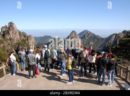 Huangshan Mountain dans la province d'Anhui / Chine . Les touristes admirent la vue magnifique sur les sommets de la montagne Huangshan à White Goose Ridge Banque D'Images