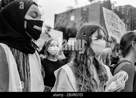 Des personnes noires sont présentes devant l'ambassade américaine à Londres, après le décès de George Floyd en détention à Minneapolis le 25 mai 2020 Banque D'Images