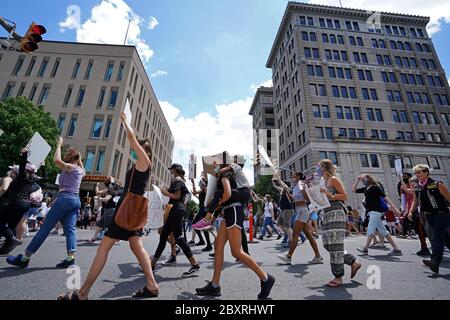 Des centaines de manifestants se sont tournés le 7 juin 2020 pour une manifestation du cercle de la paix de Black Lives Matter à Center Square à Easton, en Pennsylvanie. Banque D'Images