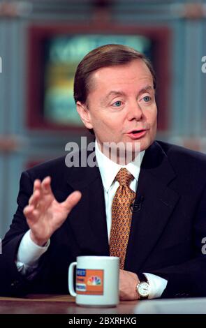 Gary Bauer, président du Conseil de recherches familiales, discute du procès de destitution du Président Bill Clinton au Sénat, en cours, lors de l'émission télévisée Meet the Press de la NBC, le 31 janvier 1999 à Washington, D.C. Banque D'Images