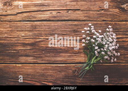 Plat de la pose d'un bouquet de fleurs contre une table rustique en bois avec beaucoup d'espace de copie Banque D'Images