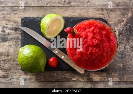 Cocktail fraise margarita en verre sur table en bois. Vue de dessus Banque D'Images