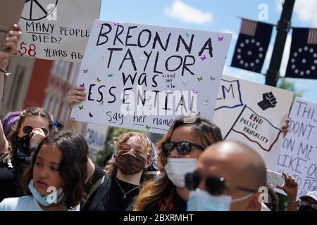 Des centaines de manifestants se sont tournés le 7 juin 2020 pour une manifestation du cercle de la paix de Black Lives Matter à Center Square à Easton, en Pennsylvanie. Banque D'Images