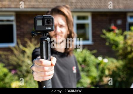 Suffolk, Royaume-Uni juin 01 2020: Une personne a un GoPro Hero 7 Black, une petite caméra d'action qui peut être utilisée dans une variété de circonstances, il est communément nous Banque D'Images