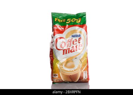 Kuching, Sarawak / Malaisie - 10 mai 2020: café mate blanchissant à café halal crème sans lactose de marque nestle dans un paquet sur fond blanc Banque D'Images