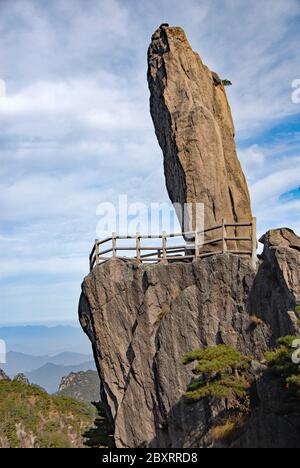 Huangshan Mountain dans la province d'Anhui, Chine. Vue sur le paysage de Flying-Over Rock ou Feilai Stone avec les sommets des montagnes lointaines. Banque D'Images