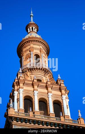 Ancienne tour d'architecture vue sur la Plaza de España avec un ciel bleu ensoleillé et clair. Lieu de repère principal populaire pour les touristes, Espagne Banque D'Images