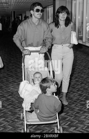 Barry McGuigan, ancien champion de boxe de l'ABM, et son épouse Sandra arrivent à Londres en juin 1986. Banque D'Images