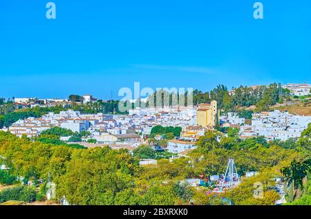 Le quartier résidentiel d'Arcos est situé sur la pente douce de colline et entouré par la végétation luxuriante, Espagne Banque D'Images