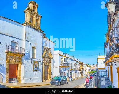 ARCOS, ESPAGNE - 23 SEPTEMBRE 2019 : la façade de l'hôpital médiéval - église San Juan de Dios, coincée entre les maisons blanches de la Calle Corr Banque D'Images