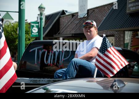 Jasper, Géorgie, États-Unis. 7 juin 2020. Les manifestants de Black Lives Matter se rassemblent à l'extérieur du palais de justice du comté de Pickens, dans la région rurale du nord de la Géorgie, pour protester contre la brutalité policière contre les minorités. Ils ont été accueillis par des contre-manifestants conservateurs et des partisans du président Trump qui ont assisté au rassemblement de l'autre côté de la rue principale de townÃs. Photo : un étudiant du secondaire qui est maintenant en âge de voter regarde le rallye d'un pick-up de l'autre côté de la rue crédit : Robin Rayne/ZUMA Wire/Alay Live News Banque D'Images