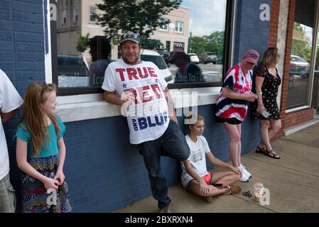 Jasper, Géorgie, États-Unis. 7 juin 2020. Les manifestants de Black Lives Matter se rassemblent à l'extérieur du palais de justice du comté de Pickens, dans la région rurale du nord de la Géorgie, pour protester contre la brutalité policière contre les minorités. Ils ont été accueillis par des contre-manifestants conservateurs et des partisans du président Trump qui ont assisté au rassemblement de l'autre côté de la rue principale de townÃs. Photo : les résidents locaux regardent le rassemblement de l'autre côté de la rue crédit : Robin Rayne/ZUMA Wire/Alay Live News Banque D'Images