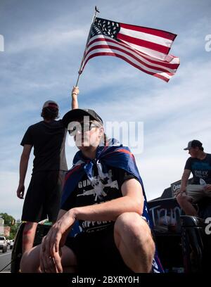 Jasper, Géorgie, États-Unis. 7 juin 2020. Les manifestants de Black Lives Matter se rassemblent à l'extérieur du palais de justice du comté de Pickens, dans la région rurale du nord de la Géorgie, pour protester contre la brutalité policière contre les minorités. Ils ont été accueillis par des contre-manifestants conservateurs et des partisans du président Trump qui ont assisté au rassemblement de l'autre côté de la rue principale de townÃs. Photo : les élèves du secondaire qui prévoient voter en novembre brandifient les drapeaux pour soutenir le président Trump alors que les voitures passent dans la rue principale de townÃs. Crédit : Robin Rayne/ZUMA Wire/Alay Live News Banque D'Images