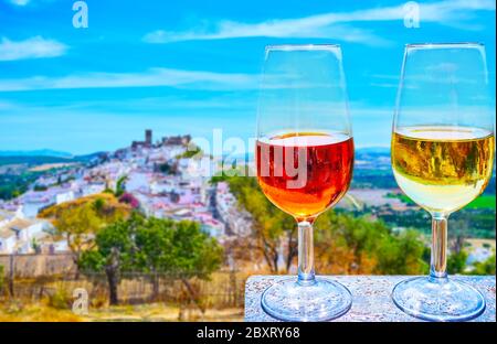 Deux verres de vin de sherry sur la terrasse d'observation, observant la vieille ville blanche (Pueblo Blanco) d'Arcos, située sur la colline rocheuse, Espagne Banque D'Images