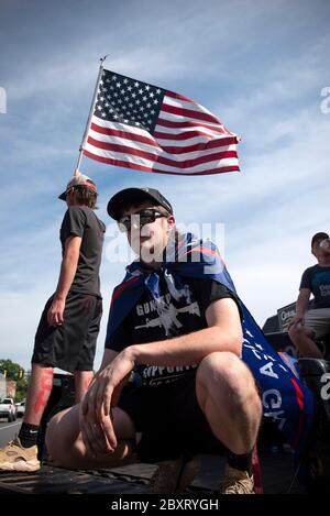 Jasper, Géorgie, États-Unis. 7 juin 2020. Les manifestants de Black Lives Matter se rassemblent à l'extérieur du palais de justice du comté de Pickens, dans la région rurale du nord de la Géorgie, pour protester contre la brutalité policière contre les minorités. Ils ont été accueillis par des contre-manifestants conservateurs et des partisans du président Trump qui ont assisté au rassemblement de l'autre côté de la rue principale de townÃs. Photo : les élèves du secondaire qui prévoient voter en novembre brandifient les drapeaux pour soutenir le président Trump alors que les voitures passent dans la rue principale de townÃs. Crédit : Robin Rayne/ZUMA Wire/Alay Live News Banque D'Images