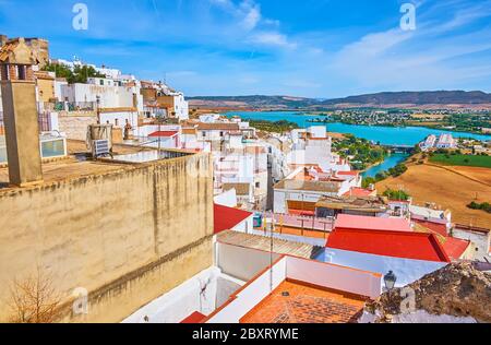 La vue sur les toits des anciens Arcos avec Sierra de Cadix montagnes sur la distance, large fleuve Guadalete et barrage d'Arcos (Presa de Arcos), Espagne Banque D'Images