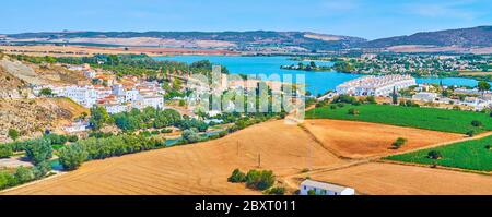 Panorama de la campagne paysage avec champs, prairies, quartiers blancs modernes d'Arcos et large fleuve Guadalete, Espagne Banque D'Images