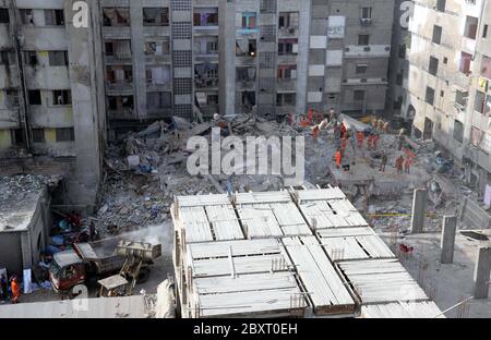 Les responsables de la sécurité ont enfermé dimanche le site de l'incident d'effondrement d'un immeuble résidentiel de six étages alors que l'opération de sauvetage est en cours, situé sur la colonie Liaquat Lyari à Karachi, le lundi 8 juin 2020. Un immeuble résidentiel de six étages s'est effondré dans le marché de Khasda de Lyari, dimanche soir. Quatre corps ont été retirés sous les débris - deux hommes et deux femmes - et 12 personnes ont été blessées lors de l'incident, selon les secouristes.On pense qu'il y avait environ 50 à 60 personnes dans le bâtiment au moment de l'effondrement. Banque D'Images